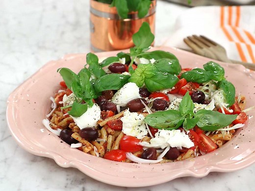 Italiensk pastasallad med soltorkade tomater