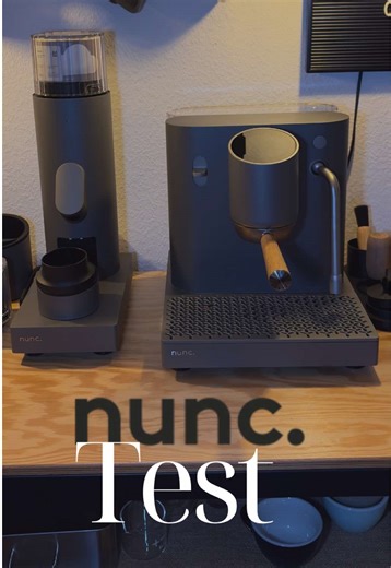 Das Testen der Nunc. kann beginnen.🔥 Single Dosing, fixe Aufheizzeit, schneller Bohnenwechsel und Synchronisation zwischen Maschine und Mühle. Ob das zu schön klingt, um wahr zu sein, finden wir zusammen heraus. Kannst du dir vorstellen, die Espressoeinstellung vollständig abzugeben?👀 Fragen zur Maschine - ab in die Kommentare! (Werbung) @nunc.coffee #nunc #siebträger #homebarista