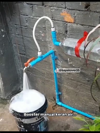 Eksperimen Booster Manual: Berhasil atau Gagal? 🤔 Banyak yang gak percaya kalau tabung kosong bisa bikin air jadi deras. Hari ini saya buktikan sendiri proses rakitnya sampai tes aliran airnya. #Inovasi #TeknikSipil #DIYTools #AirBersih #TutorialVideo