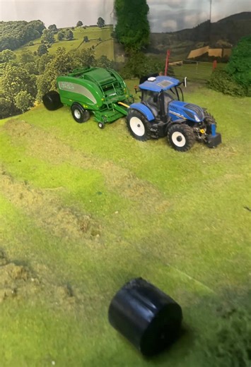 Sheering and baling a go ! #modelfarmer6710 #modelfarm #modeltractors #modelbuilding #modelkits #newholland #mchale #case #slurry #silage #johndeere #modeltractors #fyp
