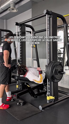 La plupart des débutants passent énormément de temps à chercher les “meilleurs” exercices, la méthode d’entraînement la plus récente ou à changer constamment leur programme. 🔎🏋️‍♂️ 📝 Commente “SPLIT” et je t’envoie un plan d’entraînement sur 4 jours (simple efficace) 💪📩 Mais si tu regardes les athlètes intermédiaires à avancés, leur approche est souvent beaucoup plus simple. Et non, ça ne veut pas dire que tu dois te comparer aux autres. Rester concentré sur ta propre progression reste l’un