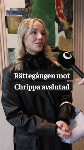 Under torsdagen avslutades förhandlingarna i Chrippa-målet i hovrätten i Jönköping. Direkt efteråt träffade vi Christofer ”Chrippa” Lundströms fru Linnea Lundström som dömdes till villkorlig dom och böter i tingsrätten. När vi träffade henne var det inte klart om Chrippa skulle fortsätta sitta häktad. Men senare under eftermiddagen kom beskedet att han ska sitta fortsatt häktad. Hovrättens dom kommer den 13 mars. Följ allt om rättegången på Corren.