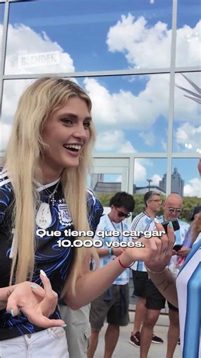 La fanática de Martita Fort se emocionó al conocerla #blender #Mundial
