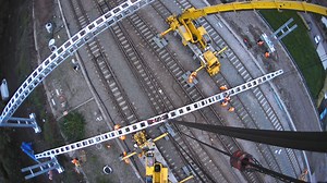 🚉 Bristol Parkway station reopened as planned yesterday after our three-week upgrade.🎉 🎥 Two 44m, 15 tonne booms were lifted into place to install electrification equipment. They will hold the wires to power GWR's Intercity Express Trains in 2019.🚄 #RailwayUpgradePlan | Network Rail