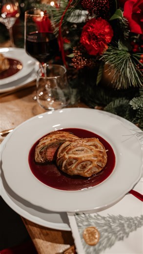 #packedinflavour on Instagram: "Piesa de rezistență: Beef Wellington. După ore întregi de pregătire — de la sigilarea perfectă a mușchiului de vită, până la răbdarea necesară pentru un duxelles de ciuperci complet sec și aromat — rezultatul a fost exact cum am sperat. Un foietaj auriu, crocant, care ascunde o inimă fragedă, învelită în prosciutto. Dar surpriza serii? Wellington-ul cu sfeclă coaptă.O alternativă vizionară, unde sfecla marinată în balsamic a oferit o textură densă și o culoare vib