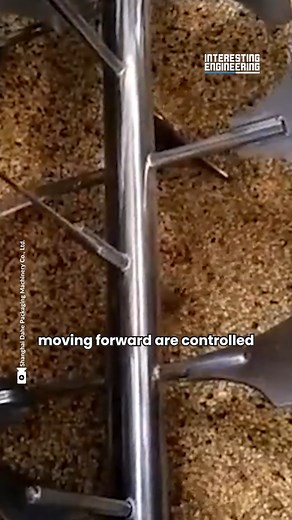 Giant pallets move the products from the bottom up and back, and the angle of the pallets and the holding time of the products moving forward are controlled. | Interesting Engineering