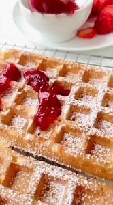 Pierwsze w tym sezonie gofry z truskawkami 😍🧇🍓 pyszne, leciutkie, chrupiące!! ✅ przep.is/gofry | Kwestia Smaku