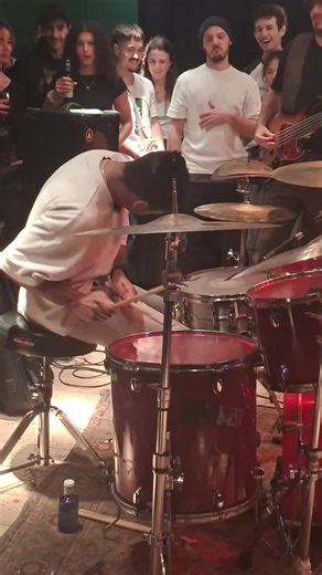 Drum Masterclass em São Paulo 🇧🇷 Trago meu Drum Masterclass Tour ao Brasil. 📍 Teatro Na Rotina 🗓️ 22 de fevereiro Um encontro íntimo e aberto para estudantes de todos os níveis e para qualquer pessoa que ama a música e a bateria. Um espaço próximo, sem pressões, para compartilhar música, energia e experiência. 🎟️ Vagas limitadas 🔗 Link na bio . @Yamaha Music @Evans Drumheads @Meinl Cymbals