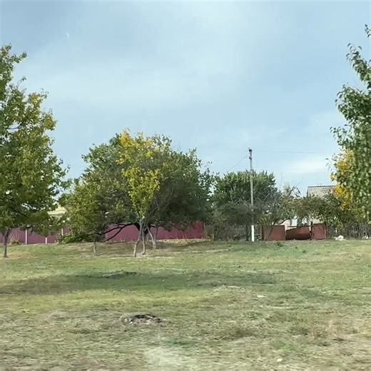 Život v Kramatorsku je náročný. Ačkoli Valentyna říká, že si na to zvykla, praskliny ve zdech jí připomínají výbuchy, které se odehrály nedaleko. Neodešla. Domov pro ni znamená víc než jen střechu nad hlavou. Je to její život, její zahrada, její sousedé a její domov.💙 Opravili jsme Valentyně střechu a okna, aby mohla i nadále žít ve svém domě.💛 ☑️S podporou amerického lidu pomáháme lidem ve městech na frontové linii v Ukrajině; Valentynin příběh je jen jedním z mnoha. #StandWithUkraine | Člově