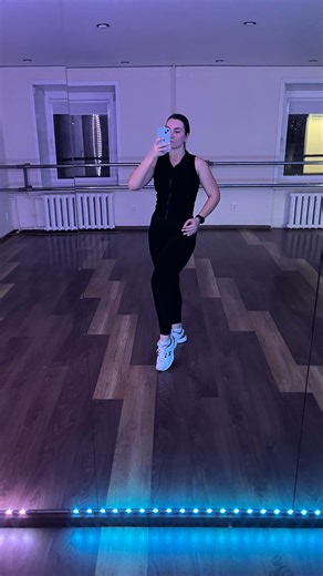 ФИТНЕС | СТЕП АЭРОБИКА | ТРЕНИРОВКИ | РУДНЫЙ on Instagram: "ДИСЦИПЛИНА После Нового года взять себя в руки — тот ещё квест 🎄 Еда всё ещё шепчет из холодильника, сладости из кульков так и манят, тело просит «давай с понедельника», а спортформа смотрит с укором. Но правда простая: мотивация приходит и уходит, а дисциплина остаётся. 💪 Не нужно идеального настроя. Нужно решение: сегодня — выбрать полезную еду, сегодня — прийти на тренировку, даже если без вдохновения. Маленькие шаги каждый день де