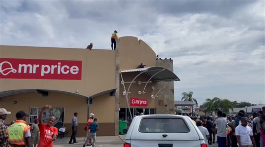 JUST IN: A trial-awaiting inmate transferred from the Kavango West Region to the Rundu police holding cells escaped custody while being offloaded from the police vehicle into the station. According to police on the scene, the suspect ran from the station to the Kavango Gateway Mall, where he climbed onto a building and is now threatening to jump.Police negotiators are on site, working to bring the situation under control as officers secure the area.Video: Eliot Ipinge