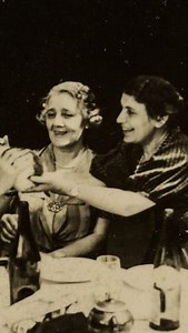 🎉🎂Happy Birthday to Melanie Klein! Melanie Klein born in 30 March 1882, is one of the key early figures in psychoanalysis. Building on the work of Sigmund Freud, she focused on how infants’ first relationships—especially with their main caregivers—shape their emotional world. Klein’s radically new way of working with children brought her into sharp conflict with Freud’s daughter Anna – also a pioneer in the field. For example, Anna Freud – who was pioneering her own model of child psychotherap