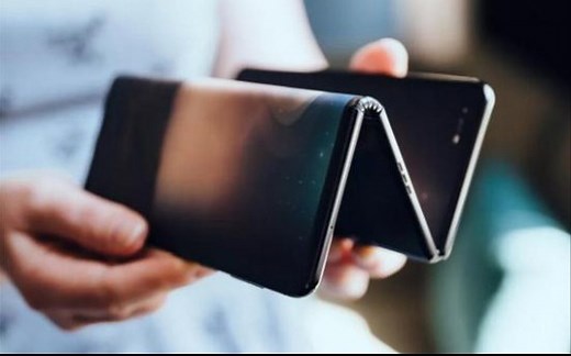【外媒上手TCL三折叠屏手机】打开是一个10英寸的平板，看起来很牛逼的样子，不知道能否像三星Galaxy Fold和华为Mate X一样量产