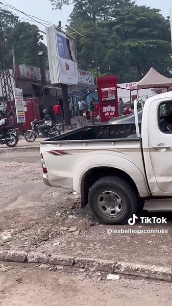 “2017 ou 2025 ? L’intérieur de cette Classe S ridiculise encore bien des voitures modernes. Luxe, technologie, élégance… Les belles inconnues ne vieillissent jamais.” #mercedes #sclass #brazzaville🇨🇬 #carspotting #lesbellesinconnues #views
