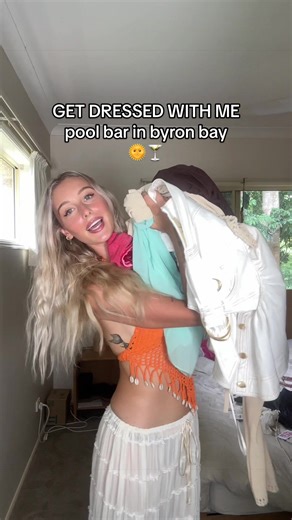 It’s giving tropical holiday #byronbay #poolbar #summeroutfit #getdressedwithme #ootd