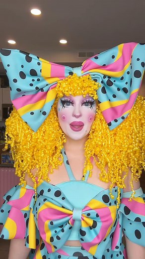 trying out a pickle flavored gummy! 🥒 | Sweet Pickles