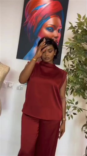 Le rouge bordeaux… une couleur à la fois profonde, noble et envoûtante. ❤️‍🔥 C’est une teinte qui évoque le vin, la passion maîtrisée, le luxe discret. Elle attire le regard sans jamais être criarde — elle impose sa présence avec une élégance naturelle. Disponible en taille 46/48 et 44/46 | Le showroom des marques