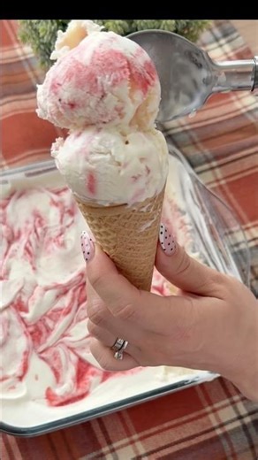 Homemade STRAWBERRY ICECREAM - Super Easy and Creamy!🍓🍨#icecream #shortsrecipe