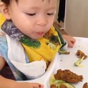 Press play and take a moment to look at the fine motor skills Baby Guru is using at meal times by feeding herself. It's important that kiddies explore, play and make mess to build their motor skills and their love of food! | Baby Guru Nutrition