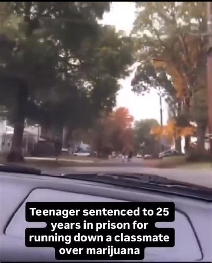 @globalcrimeclips on Instagram: "… 《阿甘正传》是一部1994年美国史诗浪漫喜剧-drama电影，由罗伯特•泽米基斯执导，汤姆•汉克斯、罗宾.怀特和加里•西尼斯主演。该片于1994年7月6日上映，讲述了阿拉巴马州一个智力迟钝但善良的男人福雷斯特•甘普的生活，他经历了20世纪几个重要事件的数十年！该片因其导演、表演、视觉效果、音乐和剧本而获得广泛的好评，成为一部主要的商业成功，全球票房超过6.77亿美元。 《阿甘正传》获得了多个奥斯卡奖，包括最佳影片和最佳导演（罗伯特-泽米基斯）。 《阿甘正传》可以观看，您可以在流媒体平台或购买选项中找到更多信息。如果您有兴趣了解更多关于这部电影或其制作的信息，可以探索派拉蒙维基百科或总电影维基以获取深入的细节。"