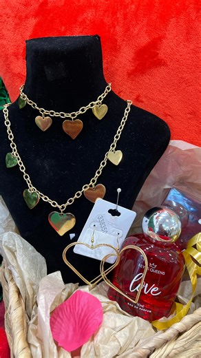 𝓒𝓪𝓻𝓸𝓵𝓮𝓑 on Instagram: "💕 Jeu spécial Saint-Valentin chez Carole B 💕 Devine le juste prix de ce coffret et tente de le remporter 🎁 Il contient des bijoux en acier inoxydable (boucles d’oreilles, collier, bracelet) et un dupe d’un parfum très connu ✨ 👉🏽 Pour participer : ✔️ Abonne-toi à la page Carole B ✔️ Like la publication ❤️ ✔️ Partage en story en nous identifiant ✔️ Donne ton prix en commentaire 💬 🎲 Tirage au sort parmi les personnes ayant donné le prix juste ou le plus proche �