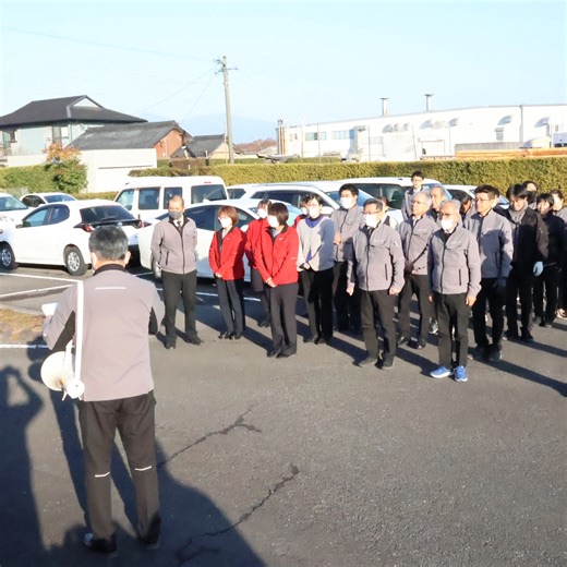 山佐産業株式会社 on Instagram: "山佐産業では「BCP認証」を取得しており毎年実施しているBCP訓練を1月15日に本社にて実施。「シェイクアウト訓練」に始まり、「避難・点呼訓練」、「安否確認回答訓練」、その後地震を想定した「机上演習」を全社員にて実施。地震発生時の初動行動の確認や安否確認の重要性の理解、BCPに基づいた判断と行動を、社員全体で揃えることを目的に実施。「平常時の備えと意識」が、「非常時の行動」を支えます。ぜひ皆さんも訓練の実施をお勧めします。 #山佐ホールディングスグループ#山佐産業株式会社#外西建業#鹿児島建設業#大隅建設業#土木工事#建築工事#港湾工事#地域密着企業#地域守り#ISO認証#BCP認証#SDGsかごしま登録#健康経営優良法人#かごしま子育て応援企業登録#建設ディレクター採用#採用募集中#求人募集中#鹿児島をアップデート"