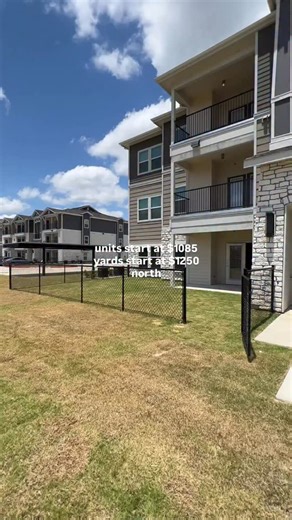 Apartment Hunters • Houston on Instagram: "📍TOMBALL - $1085 - 1BED/1BATH 1BED/1BATH - $1250 - 617 SqFt 2BED/2BATH - $1505 - 978 SqFt (floor plan shown) 3BED/2BATH - $1905 - 1151 SqFt 🔥 We found DEALS at this property! Super easy access to 99 and 249. Amenities include a resort-style pool, fitness center, and a dog park 🐶. 📲 Comment “Info” or DM for more property details!"