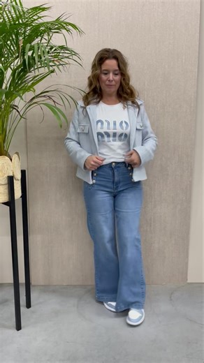 Deze outfit shop je nieuw in onze collectie.🩵🤍🩵 Ook zijn er vandaag meer nieuwe items binnen gekomen. Deze zijn te vinden op de NIEUW pagina in onze webshop. https://www.dameskleding-webshop.nl/nieuw #nieuwpagina #webshop #dameskleding #tweedjasje #fashion #ootdfashion #trendy #onlinebestellen #kenzamoda | Dameskleding Webshop