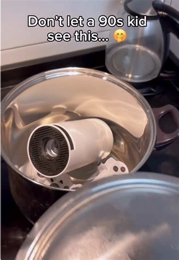 The video-game console projector with 10,000 retro 90s games is finally here 🎮👾 — the perfect gift for this Christmas 🎁🎄. Every evening turns into an epic nostalgia session: pure retro magic on your room. #retrogaming #retroconsole #retrogames #projector #consoleprojector