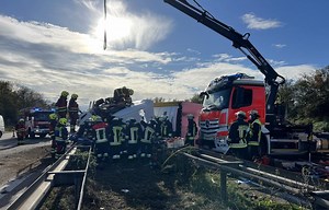Lastwagen kippt auf der A9 bei Ingolstadt um: Eingeklemmter Fahrer (26) schwer verletzt