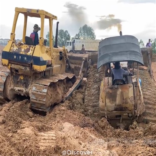 A bulldozer caught in the mud had to be rescued in time | Beautiful Life