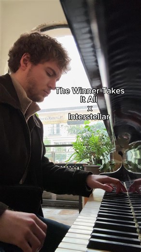 Improvised Mashup in Paris: A Captivating Piano Cover