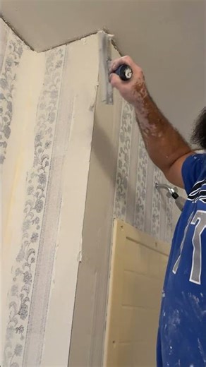 Mudding corners #mudding #construction #remodel #diy