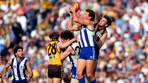 The last moments of the 1994 Qualifying Final between the Hawks and Kangaroos was tense! Watch the Wolf Blass Wines Last Two Minutes. | AFL