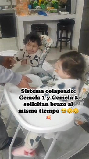 Hoy el sistema se cayó 😅 Gemela 1 pidió brazo… Gemela 2 pidió brazo… ¿Tú qué harías? ¿ A cuál levantas primero? #contenidodemamás #contenidodemamás #mommultiple #fblifestyle #mamásdetwins #vidacongemelos #maternidadmultiple #gemelas #maternidadreal #twinsbaby | Mom Multiple Ilse y Dulce twins