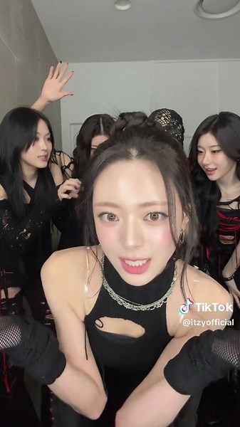 Now I better Pause🖐🏻 모두 집중, 초미녀 이찌 ˗ˋˏ등장ˎˊ˗ #ITZY #MIDZY #ITZY_TUNNELVISION #ITZY_TNVS