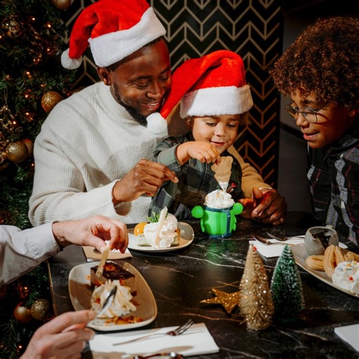 DANKBAAR ‍🙌 | Wat een jaar! ❤️ Vol leuke samenwerkingen, frisse ideeën en echte mensen die het werk nét even leuker maakten. Dank jullie wel voor het vertrouwen, het meedenken én de gezelligheid tussendoor. Jullie maakten elke samenwerking een feestje. 🎉Op naar nieuwe plannen, verrassende ideeën en minstens zoveel plezier in het nieuwe jaar! 💪 #echtemensen #modellenbureau #castingbureau #casting #modellen #models #acteurs #modeling #fotografie #fotoshoot #photography #wezijnervoorjou #wiejeoo