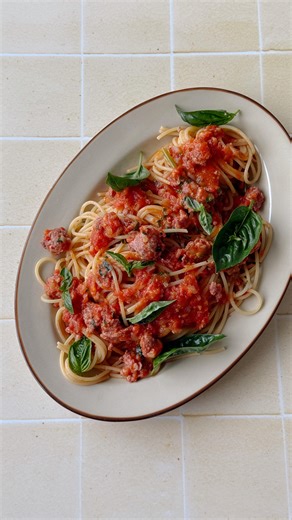 Spaghetti à la saucisse italienne, sauce maison aux tomates fraîches & parmesan. ✨ Une sauce à base de tomates fraîches, profite-en cette année les récoltes sont au max ! ⏱️Temps de préparation : 20 minutes ⏱️Temps de cuisson : 50 minutes 🛒Ingrédients pour 4 à 5 personnes (et assez de sauce pour 2 fois) – 2 oignons jaunes – 1 gousse d’ail – 6 à 8 saucisses italiennes au fenouil – 20 cl de vin blanc sec – ½ cuillère à soupe de flocons de piment (si t’aimes quand ça chauffe un peu) – 1 cuillère à