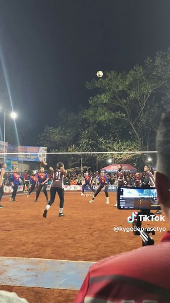 pertandingan sangat seru di babak 8 besar Gambiran cup4 Jombang Antara Gayatri Tulungagung vs kancil mas Blitar@Dea Laurina @Situl bintang08 @sassmitaa@projen @oviliaaa @m a i n a @aurora_ @Winterbear🐻 @sendhika #volitarkam #voliasik #fypシ #gambirancup4