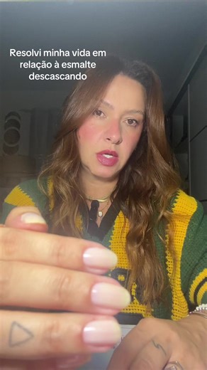 Nunca mais minha unha descascou, juro! Além de tudo, ele arruma se caso você bater e estragar logo após esmaltar💅🏼 Efeito gel @Esmalte Colorama 🌈 #creatorsearchinsights #efeitogel #unhaslindas #soapnails #unhasperfeitas