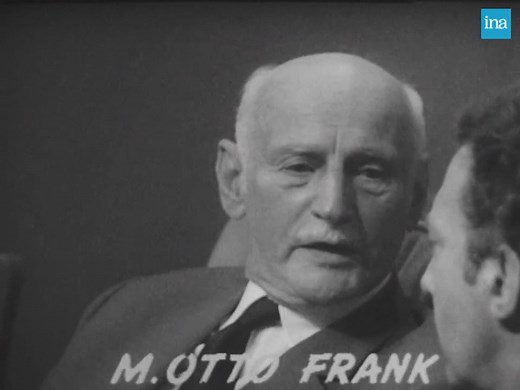 ANNE FRANK. Après la diffusion du film « le journal d’Anne Frank » dans l’émission « Les dossiers de l’écran » en 1969, le père d’Anne Frank, Otto Frank, livre un témoignage poignant. Il apprend à son retour des camps qu'il est le seul survivant. Il raconte l'histoire de sa fille et la manière dont il a découvert son journal intime, qu'il publiera en 1947. Depuis, le journal a été traduit dans plusieurs langues et vendu à plus de 30 millions d'exemplaires. | INA