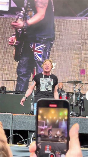 🔥🎸 Guns N’ Roses Axl Rose older force still rising #gunsnroses