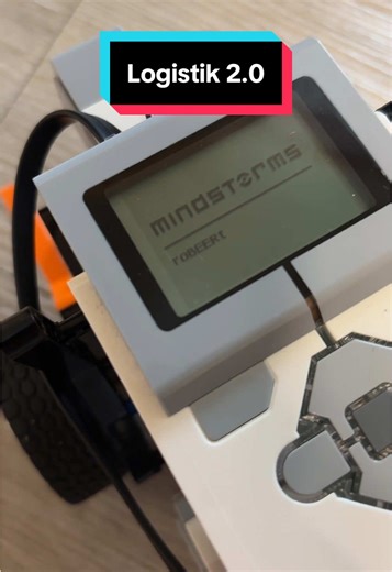 Neues Projekt startet. Die Logistik im Wohnzimmer wird automatisiert, mit dem Lego Mindstorms EV3. Für die Effizienz und Treffsicherheit 🍻 #klemmbausteine #bier #logistics