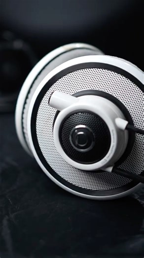 Open back vs. closed back headphones: which is right for you? Open backs offer a wider soundstage and airy feel, ideal for immersive listening at home, but leak sound. Closed backs provide isolation, perfect for noisy environments or travel, though they can sound more contained. Learn more at Fadz Frequency, your Recording & Music Production Community Malaysia. #Headphones #OpenbackVSCloseBack #FadzFrequency #MusicBliss #TheMusicShopThatExcites | Music Bliss Malaysia: Music Store & Professional 