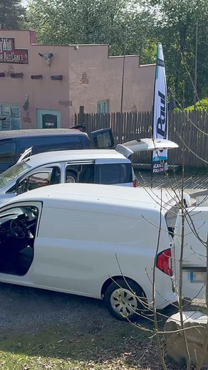 Camper Saloon lockt Besucher nach Pullman City. Bereits zum zweiten Mal veranstaltet der Vilshofener Unternehmer "Paul Motorhomes" den "Camper Saloon" in der Westernstadt. Nach der Brandkatastrophe ist das Gelände mit Kränen und Bauzäunen eingeschränkt. Aber mit dem Camper Saloon ist in der neuen Saison schon das erste Highlight gesetzt. Es waren 5050 Besucher vor Ort, um die neuen Trends der Wohnmobile zu erkunden. Für den Camper Saloon war die Gastronomie in Pullman City das erste Mal in diese