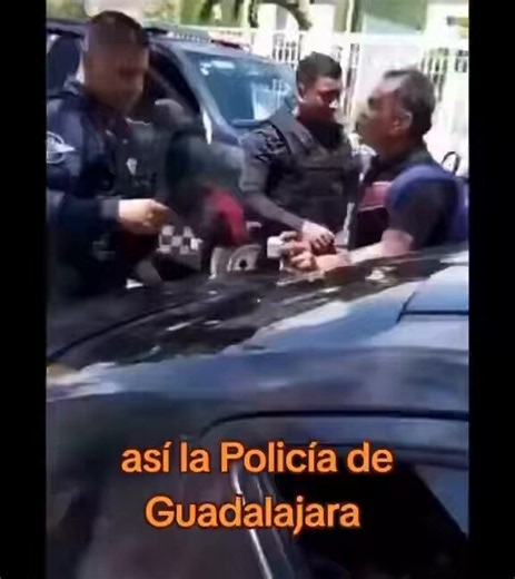 Primer comandante, al elemento Josué Adan González Gutiérrez, que nosotros tenemos que decirle por su clave operativo HISTORICO-1,* el cual cuenta con antecedentes de persona violenta tanto hacia a sus subordinados como con los ciudadanos Pues al que está golpeando es de índole personal por un ataque de celos no es ningún maliante ningún delincuente solo de índole personalPese a que el ciudadano metió queja resulta que está bajo la protección una mujer llamada TITA administradora de la @PoliciaG