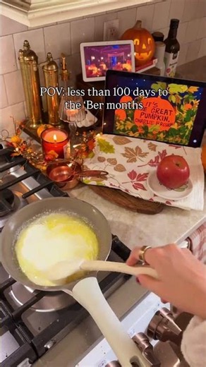 SOUND THE ALARM! Ugh I just love autumn, and Autmn baking, crunchy leaves, and cozy sweaters