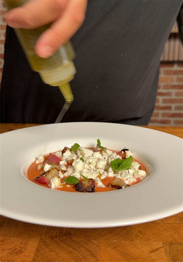 GAZPACHO CON PESCHE E FETA 🍑 Alternativa al classico gazpacho, secondo me ingiustamente buona. La pesca toglie un po’ di acidità e rende il gazpacho più dolce e “docile”, la feta aggiunge quella punta di grasso e di sale che ci sta da dio. Boh provatelo grazie. INGREDIENTI: 250g pomodorini datterini Mezzo cetriolo Mezza cipolla rossa 1 pesca Mezzo peperoncino Sale, olio e aceto qb 1 pesca da grigliare Feta qb