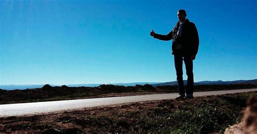 Il prend un autostoppeur dans sa voiture et le regrette au bout de quelques kilomètres !