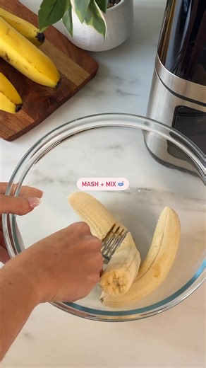 Fluffy. Gooey. Totally addictive 🍌🍫 This Banana Bread Crumpet Bake is your new weekend breakfast obsession 😍 👩‍🍳 Sunbeam Appliance 👩‍🍳 DiamondForce™ Alinea Max Air Fryer 🍌 Ingredients 🍌 2 large bananas 1 tbsp maple syrup or honey 1 tsp vanilla extract 1tsp ground cinnamon 2 large eggs 4/5 crumpets Chocolate chips Yoghurt Berries #sunbeam #AirFryerRecipes #BreakfastHack #BananaBread #SweetTreats #ComfortFood | Sunbeam Australia and New Zealand